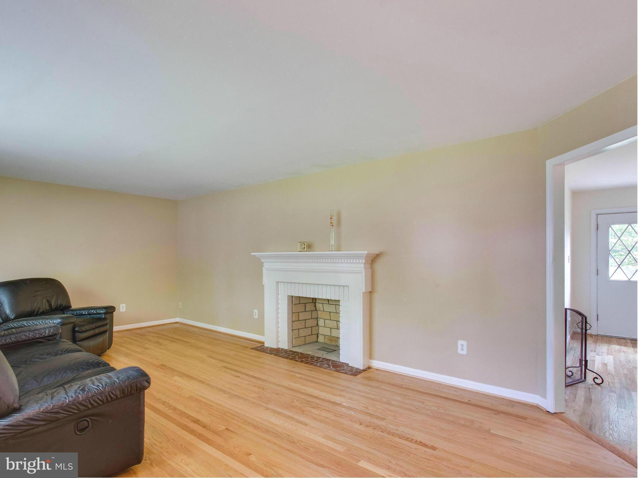 6302 Wayles Street Springfield, VA 22150 - Photo 11 of 28 Living Room