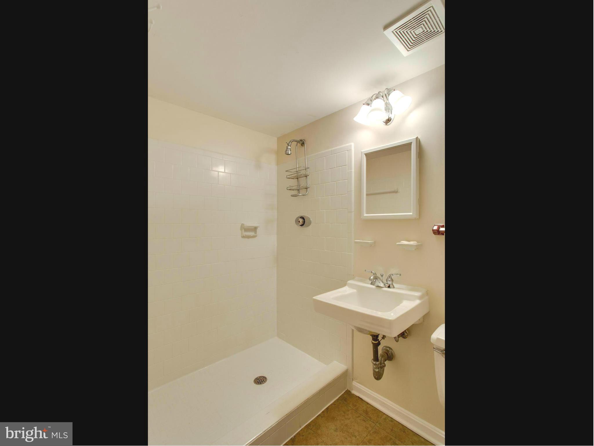 6302 Wayles Street Springfield, VA 22150 - Photo 23 of 28 Bath