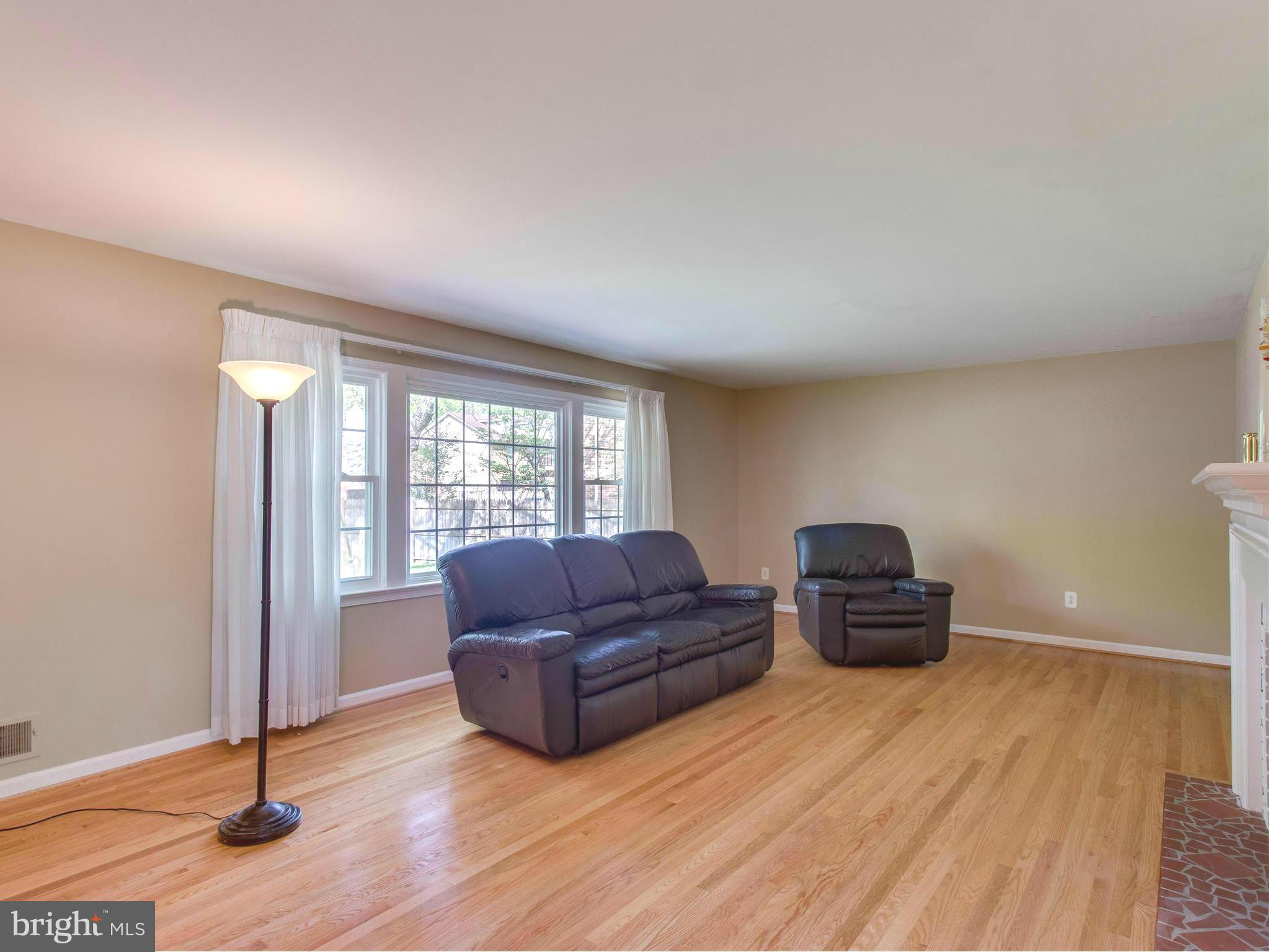 6302 Wayles Street Springfield, VA 22150 - Photo 9 of 28 Living Room