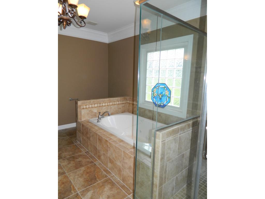 1020 Mitchell Road Kingsport, TN 37663 - Photo 18 of 32 Master Bath Soaking Tub