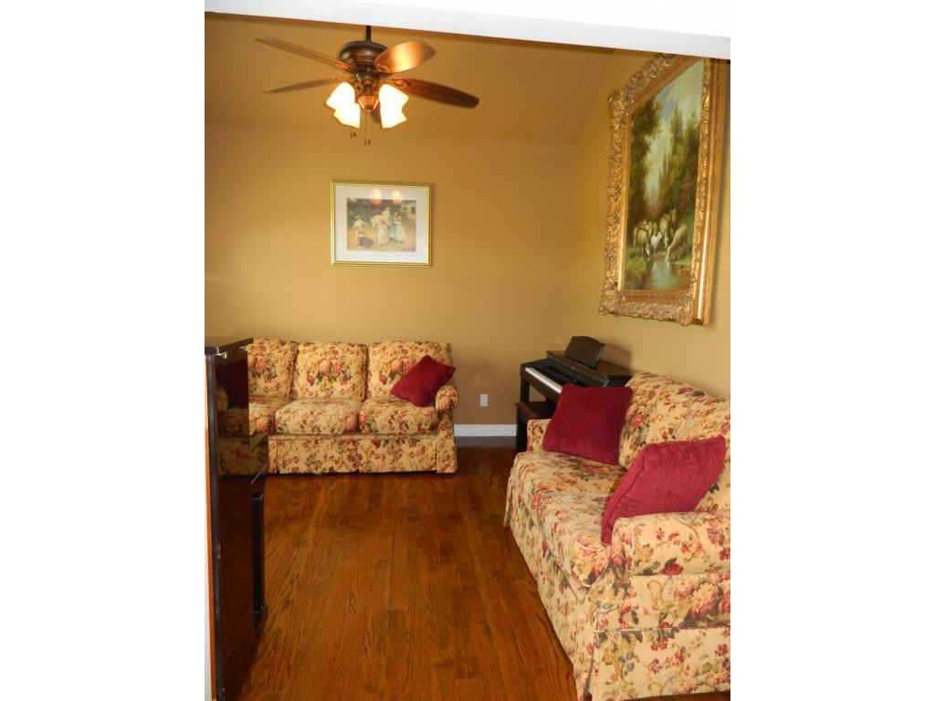 1020 Mitchell Road Kingsport, TN 37663 - Photo 3 of 32 Formal Living Room