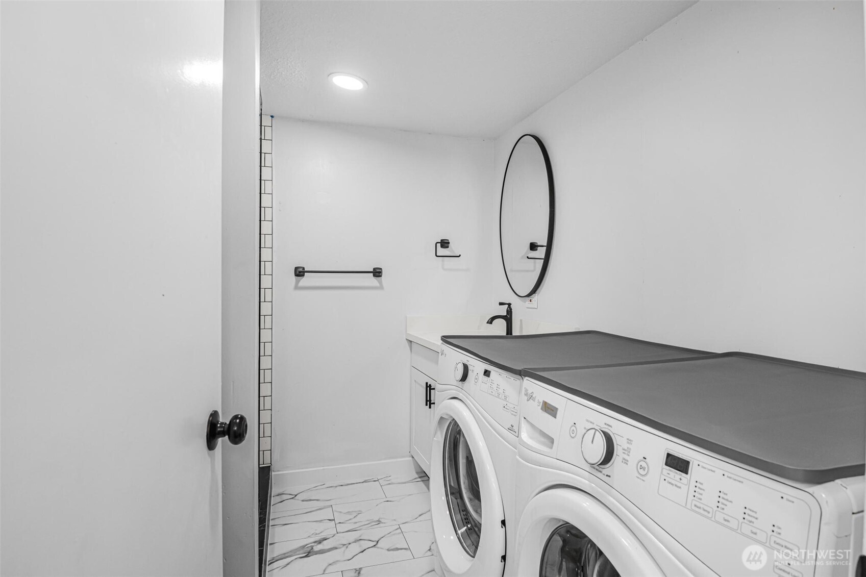 23708 Locust Way, Unit 35 Bothell, WA 98021 - Photo 15 of 20 a view of a utility room with dryer and washer