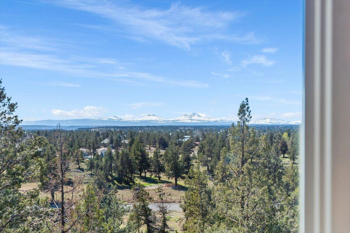 16702 Southwest Steelhead Road Terrebonne, OR 97760 - Photo 10 of 47 24-Living Room View