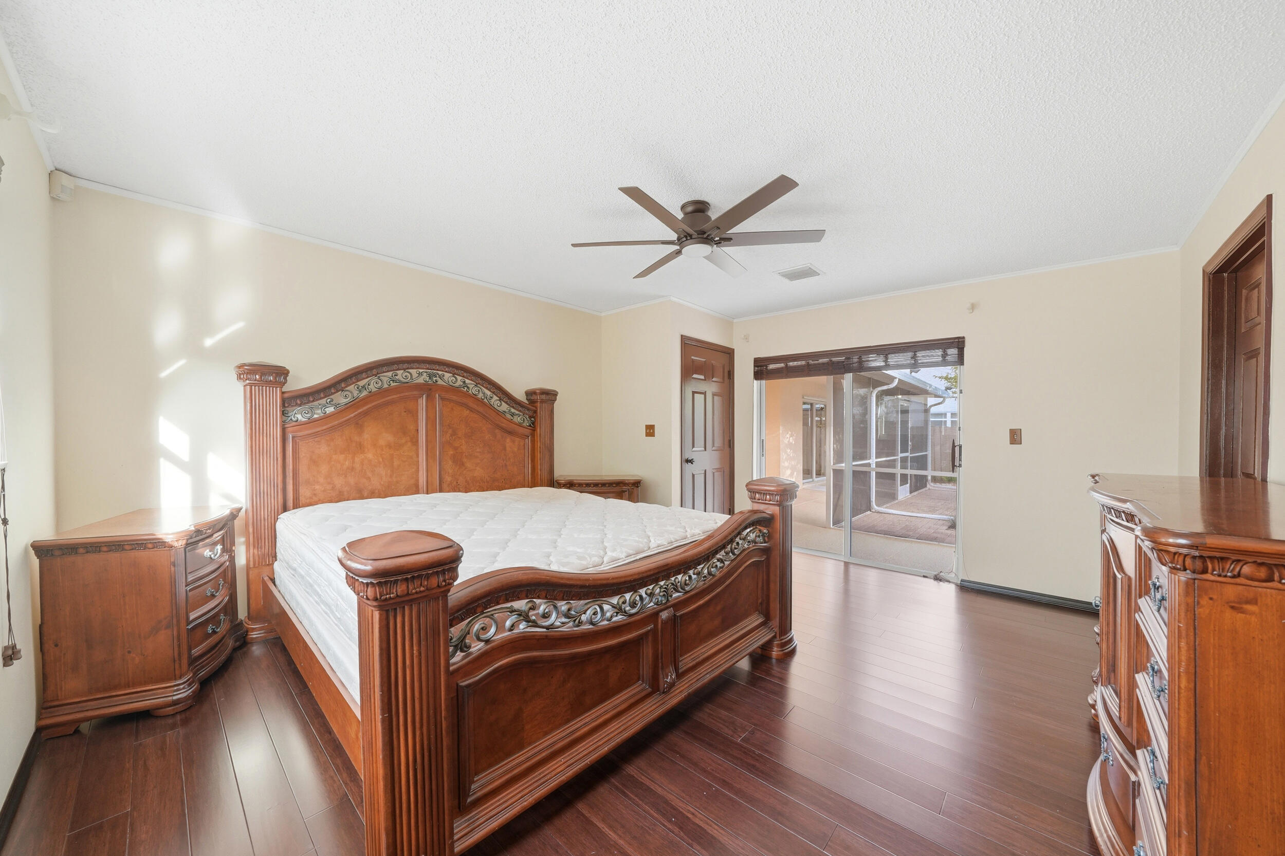 5787 Southwest 57th Way Davie, FL 33314 - Photo 8 of 40 134