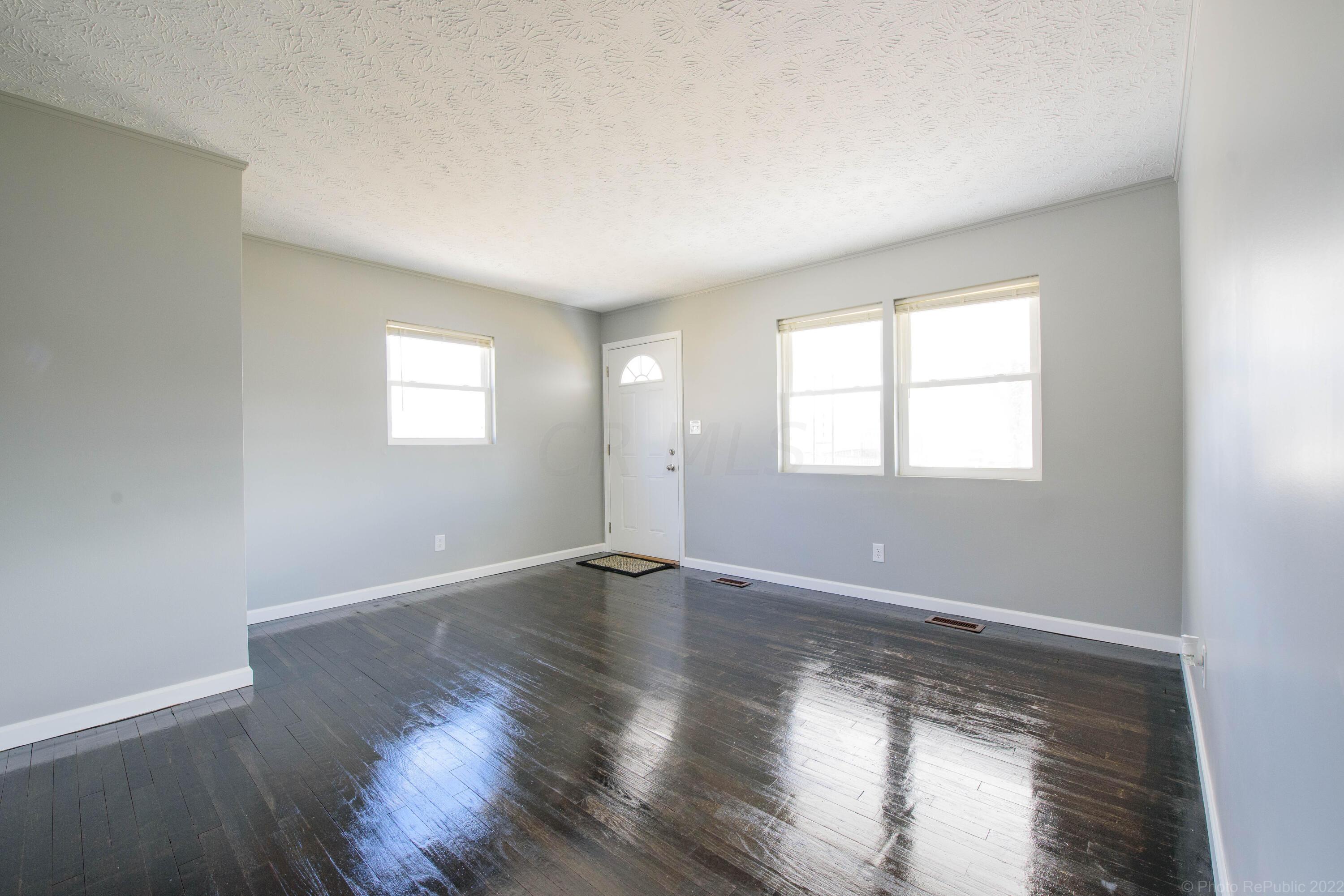 934 Reeb Avenue Columbus, OH 43207 - Photo 2 of 25 Living Room