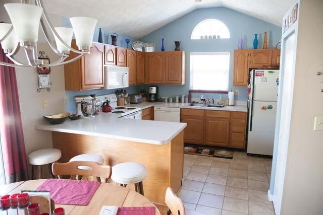 338 Retrac Road Lexington, KY 40503 - Photo 6 of 12 The kitchen has nice oak cabinets and pl
