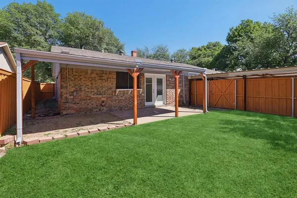 a view of a house with a backyard