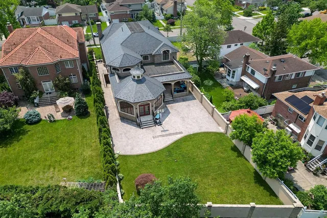 $4,280,000 | 264-11 60th Avenue | Little Neck