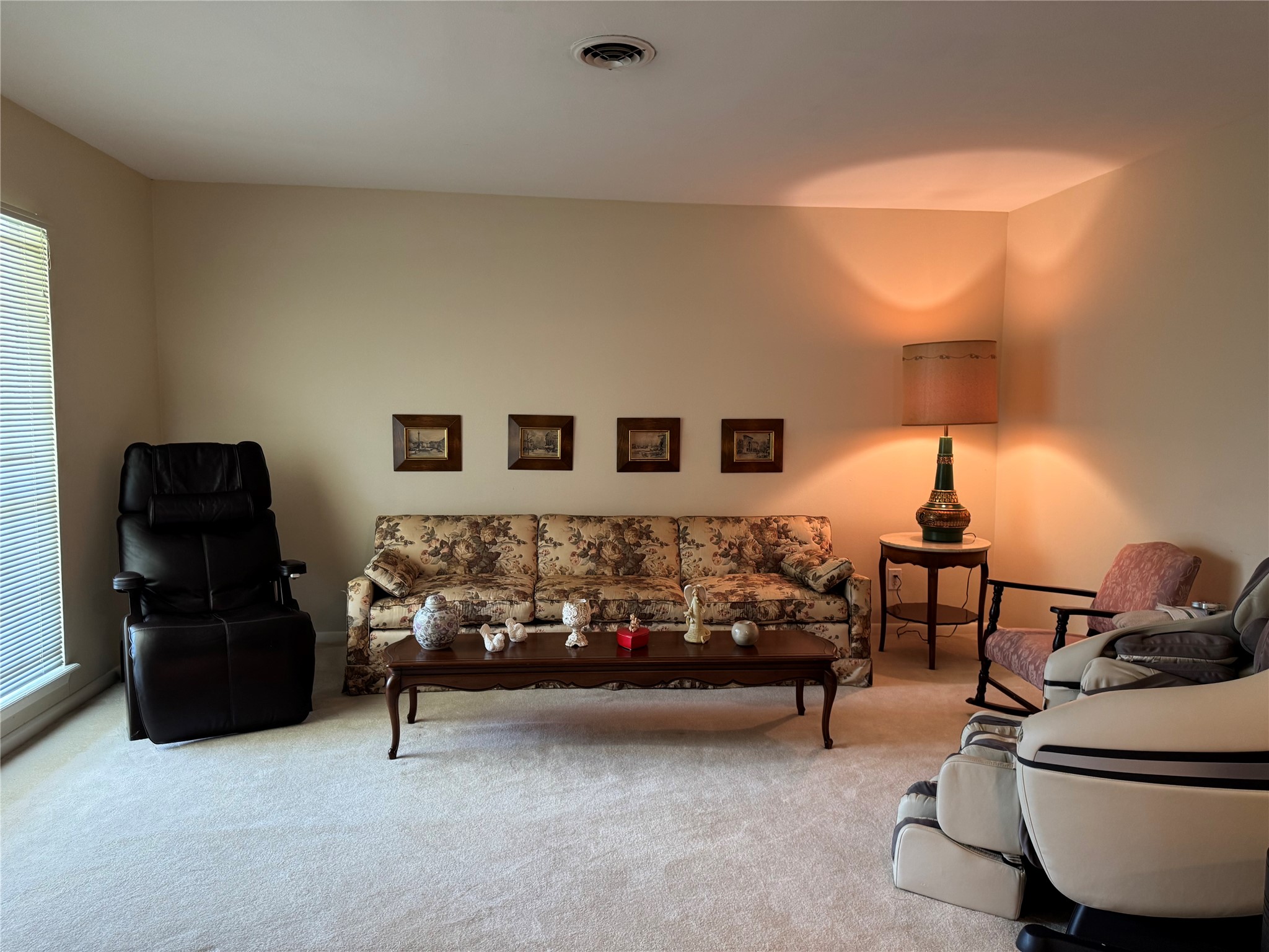 203 East Thornton Road Houston, TX 77022 - Photo 3 of 18 Spacious, cozy living room with neutral walls and carpet.