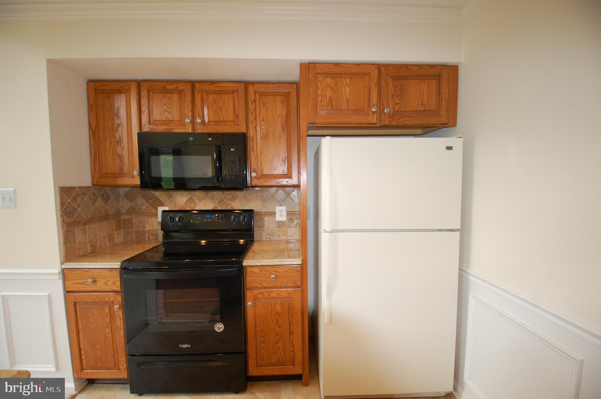 286 Fox Run Exton, PA 19341 - Photo 11 of 31 Newer microwave and oven