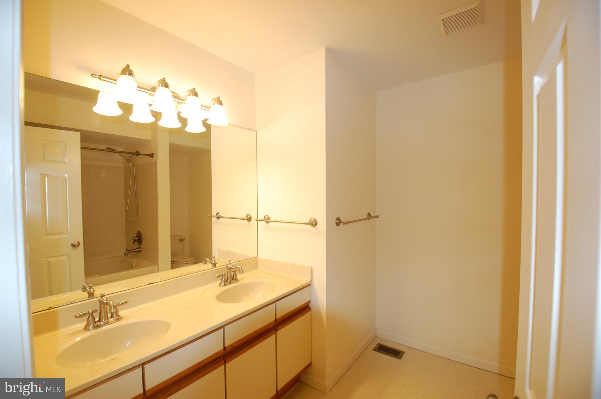 286 Fox Run Exton, PA 19341 - Photo 17 of 31 Main bathroom