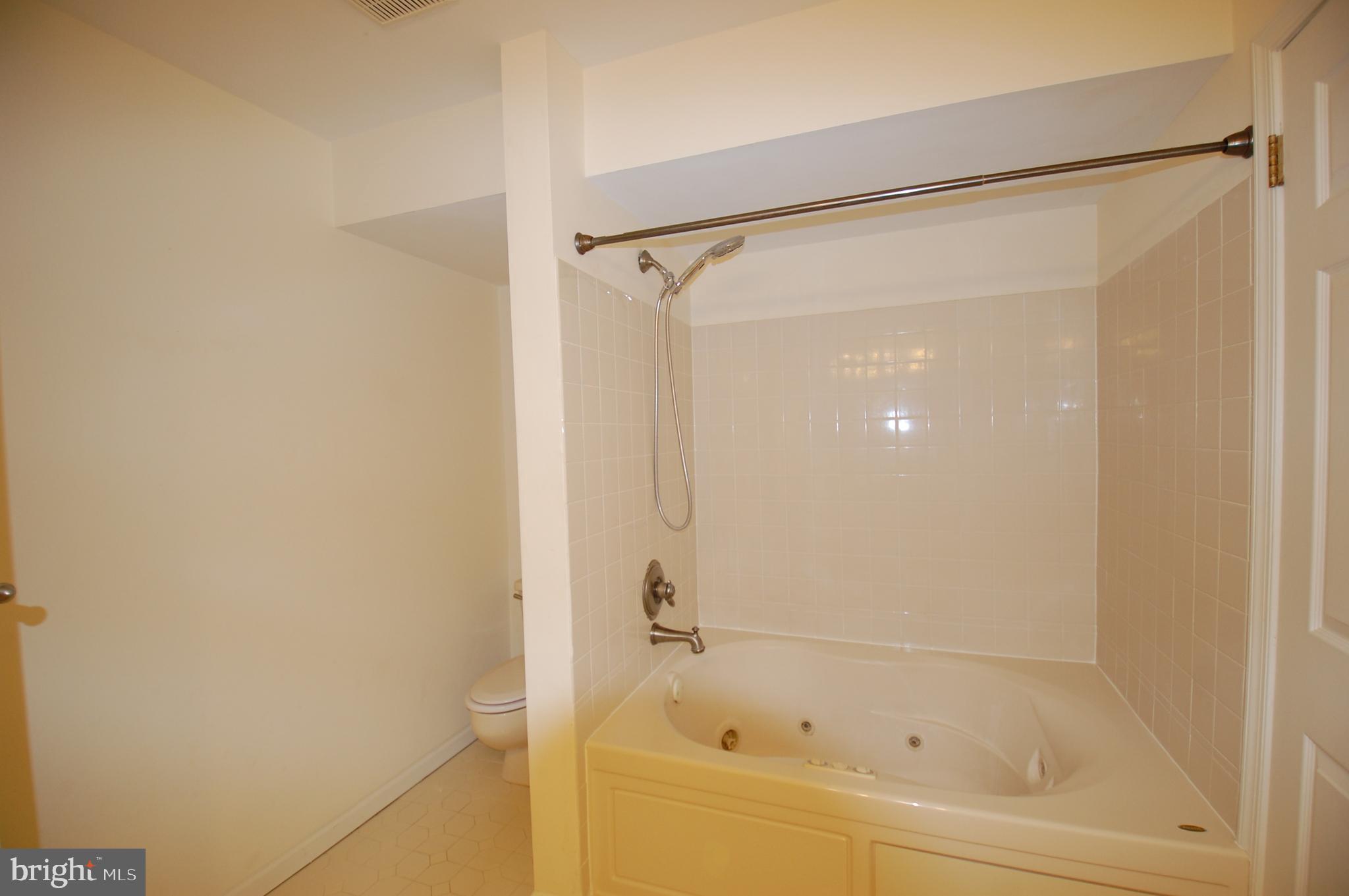 286 Fox Run Exton, PA 19341 - Photo 18 of 31 Main bathroom