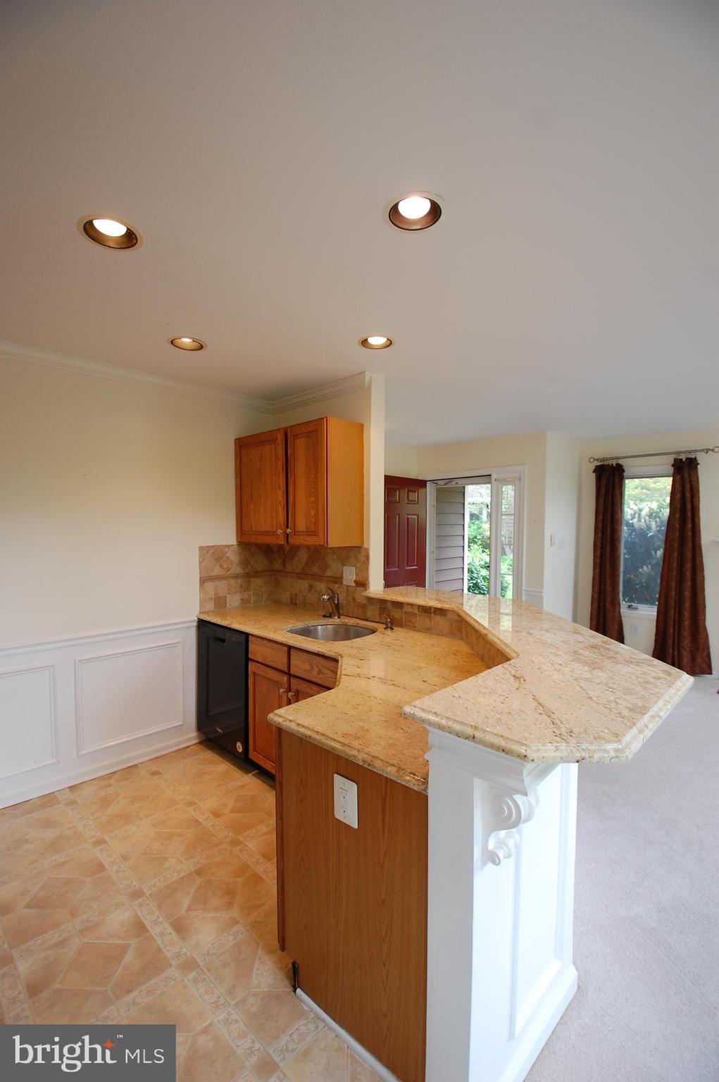 286 Fox Run Exton, PA 19341 - Photo 10 of 31 Kitchen w/ granite countertops