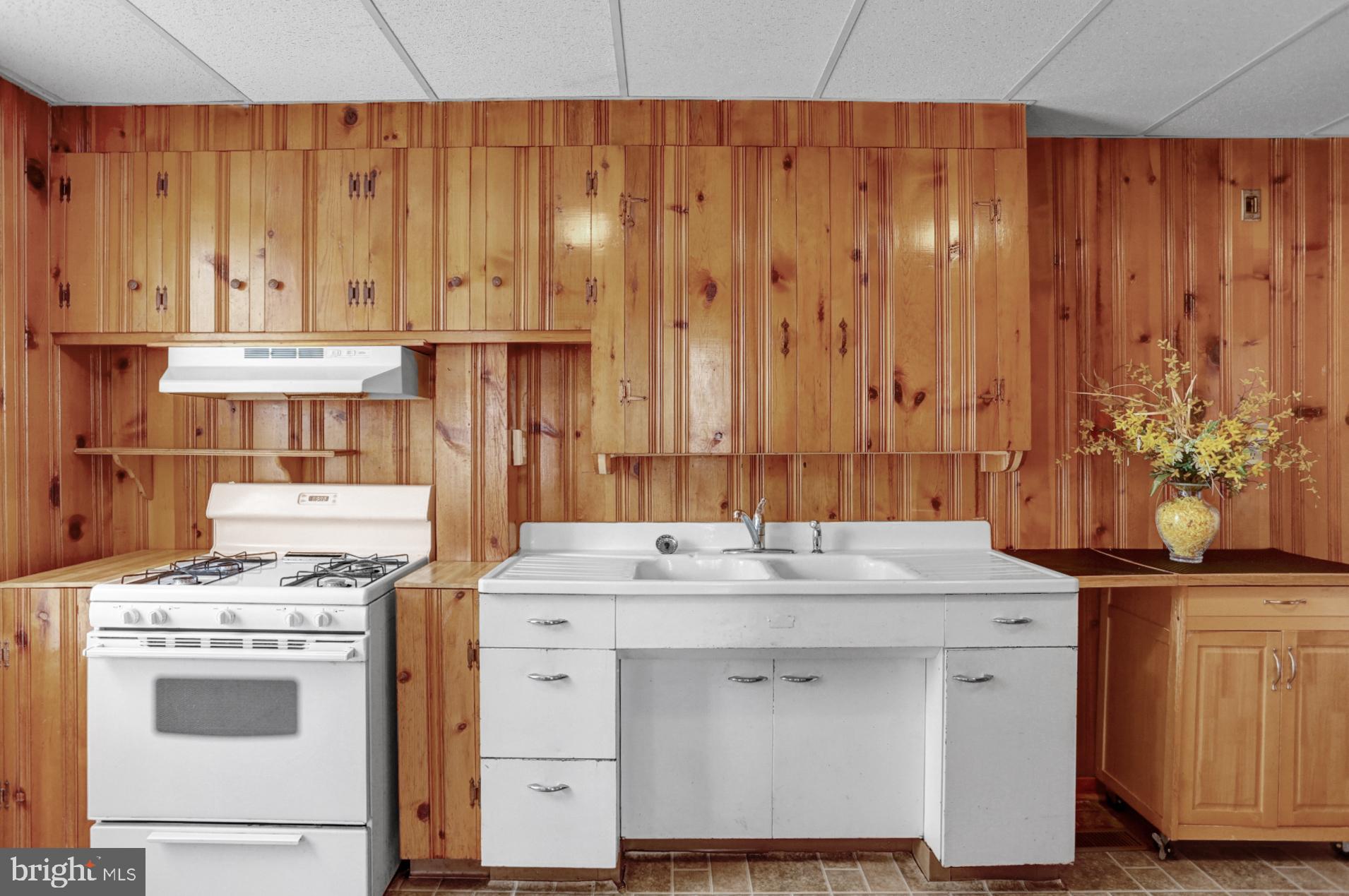 2200 Kutztown Road Reading, PA 19605 - Photo 10 of 31 CHeck out this kitchen!