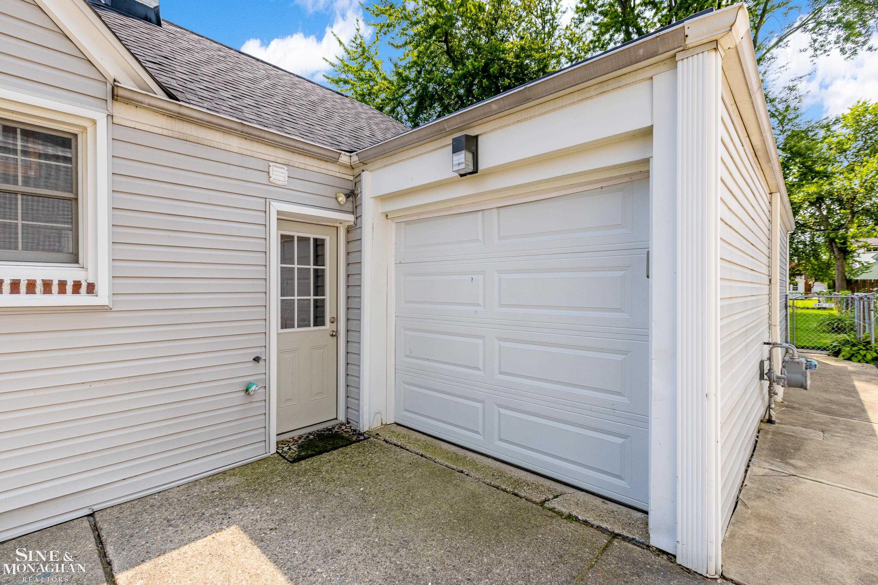 1253 Roslyn Road Grosse Pointe, MI 48236 - Photo 29 of 34 50153114-baa1790e-57d3-4bf0-9de5-8720ee905b56.JPG