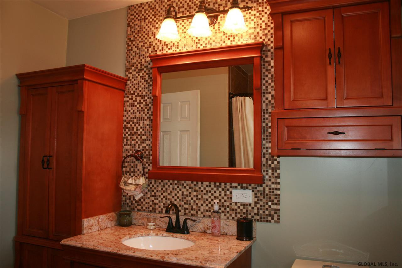 528 Chiswell Road Schenectady, NY 12304 - Photo 8 of 15 Photo 8