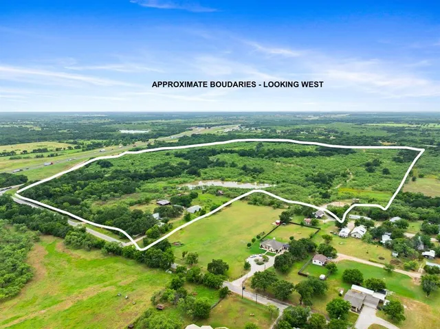 a view of a tennis court