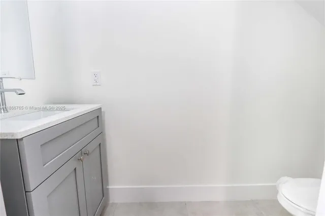 a view of a big room with a kitchen