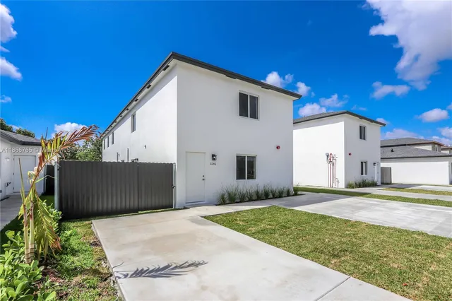 a view of a backyard of the house