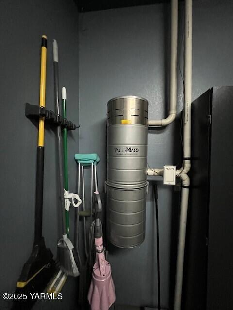 2005 Lakeview Drive Yakima, WA 98902 - Photo 30 of 35 a kitchen with a refrigerator and a stove