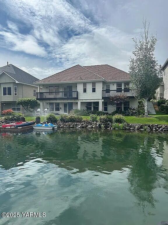 2005 Lakeview Drive Yakima, WA 98902 - Photo 33 of 35 a front view of a house with a garden and lake view