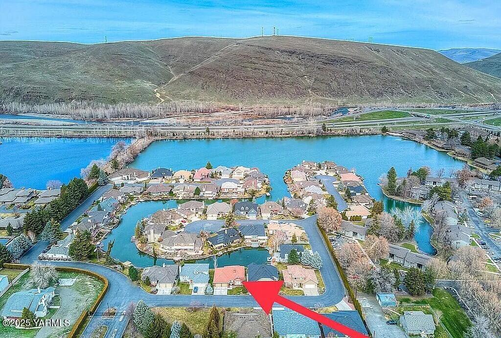 2005 Lakeview Drive Yakima, WA 98902 - Photo 35 of 35 a view of a swimming pool with an ocean view