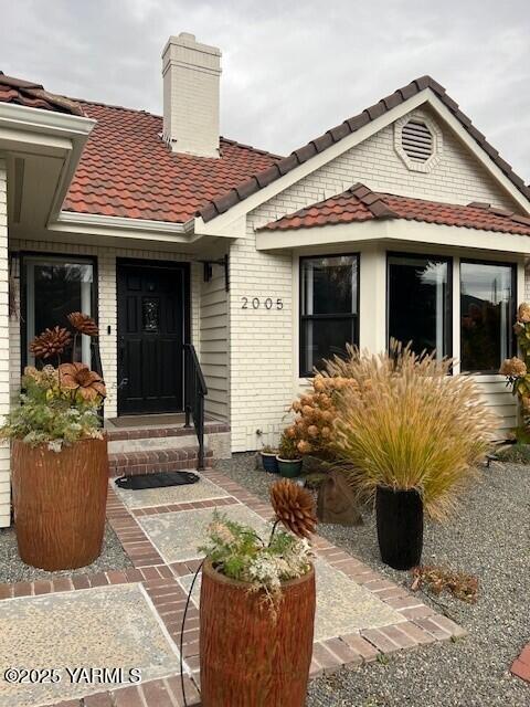 2005 Lakeview Drive Yakima, WA 98902 - Photo 6 of 35 a view of a white house with potted plants
