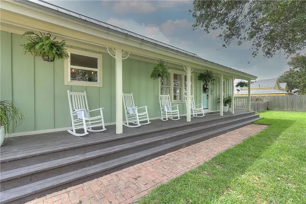 $2,400 | 718 North Magnolia Street, Rockport, TX 78382