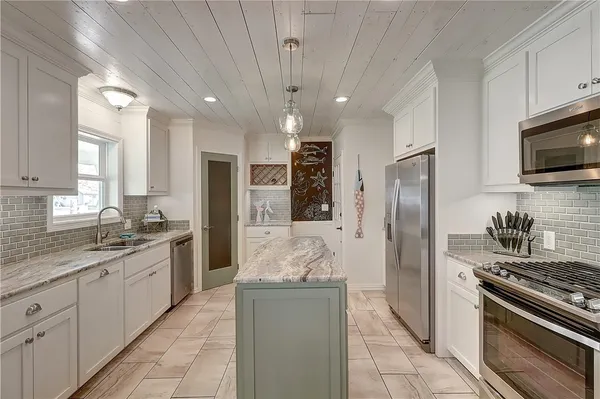 $2,400 | 718 North Magnolia Street, Rockport, TX 78382