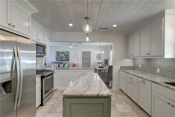 $2,400 | 718 North Magnolia Street, Rockport, TX 78382
