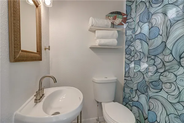 $2,400 | 718 North Magnolia Street, Rockport, TX 78382
