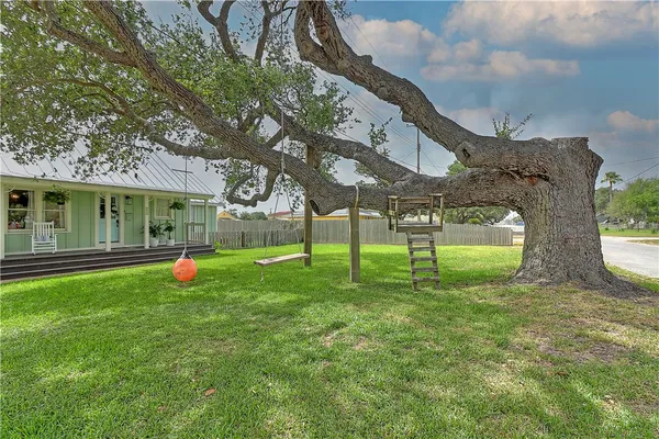 $2,400 | 718 North Magnolia Street, Rockport, TX 78382