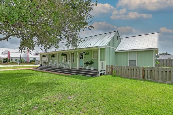 $2,400 | 718 North Magnolia Street, Rockport, TX 78382