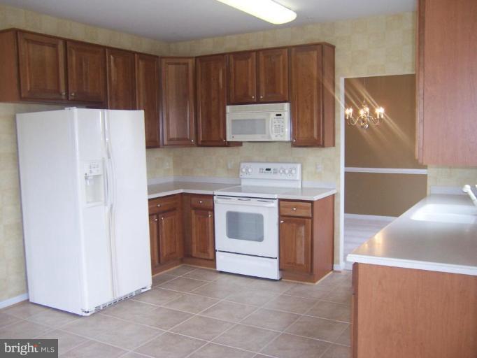 7305 Maplecrest Road, Unit 203 Elkridge, MD 21075 - Photo 11 of 19 Kitchen