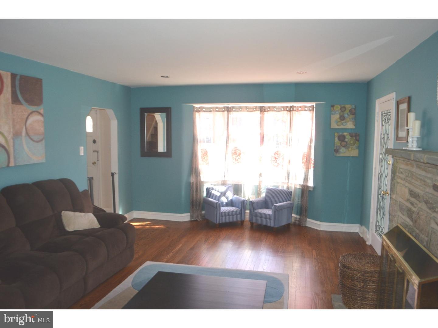 10830 Ellicott Road Philadelphia, PA 19154 - Photo 16 of 25 Living Room