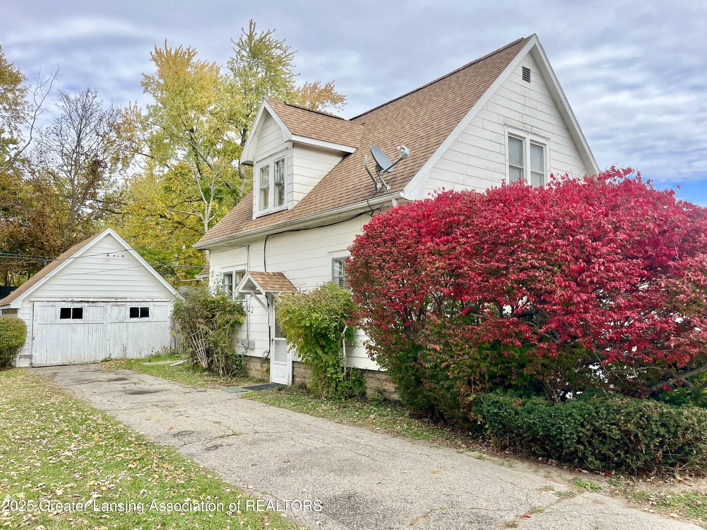 713 East Cavanaugh Road Lansing, MI 48910 - Photo 3 of 27 IMG_1337