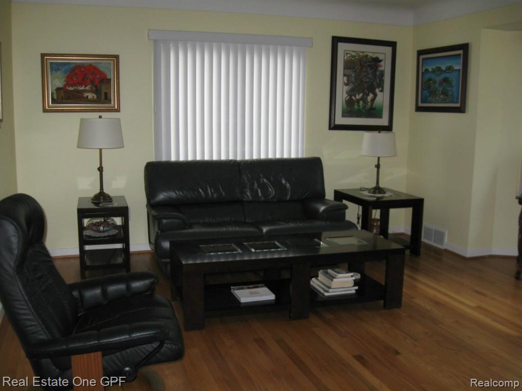 1783 Oxford Road Grosse Pointe, MI 48236 - Photo 3 of 21 3 IMG_1505.jpg