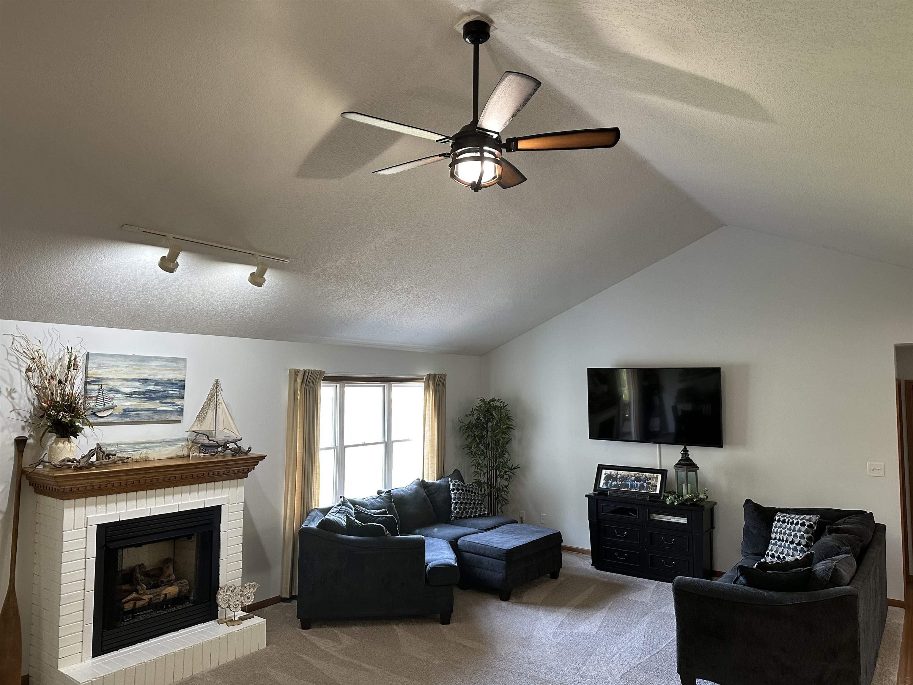 198 North Drive Geneva, IN 46740 - Photo 3 of 24