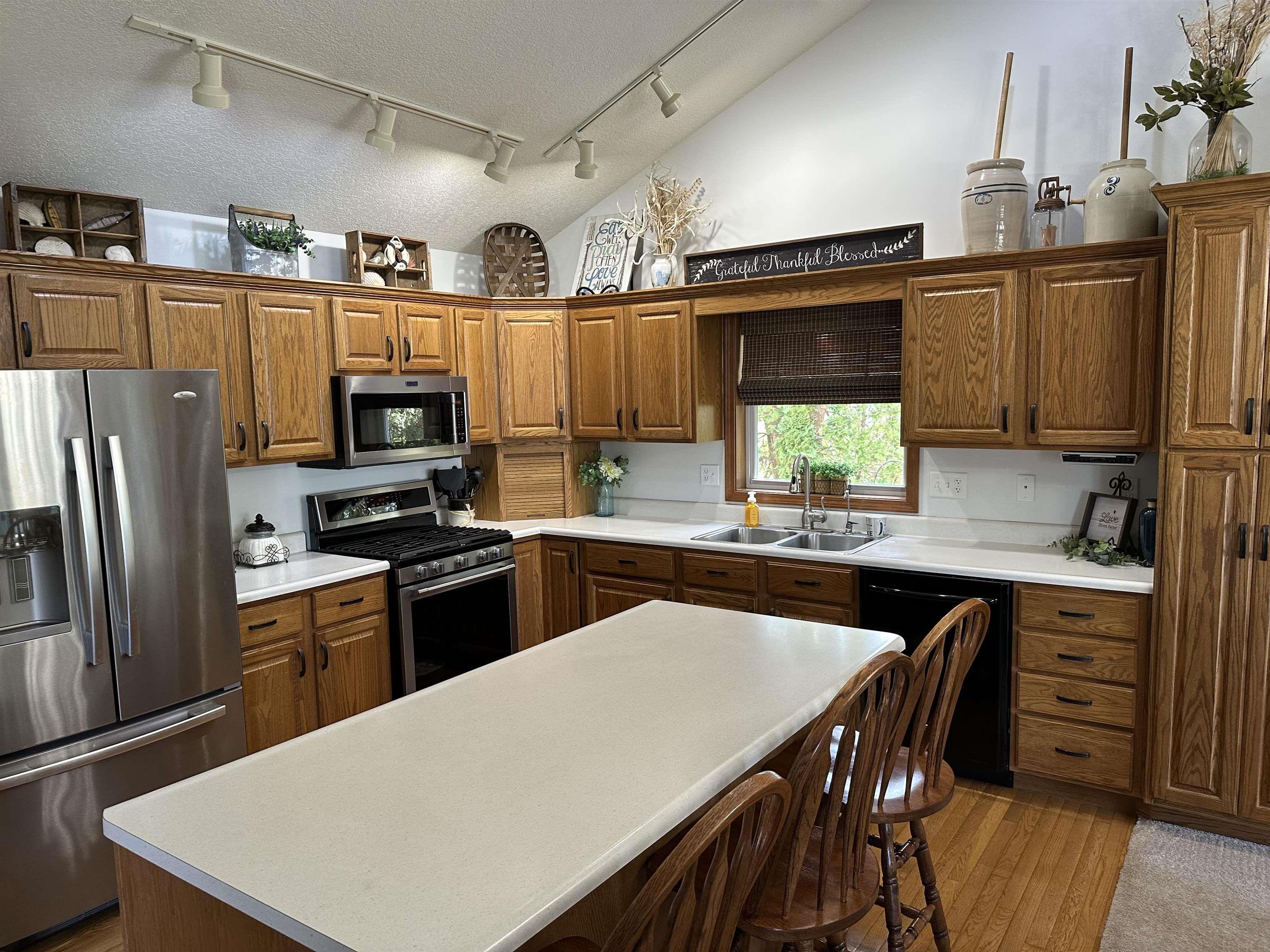 198 North Drive Geneva, IN 46740 - Photo 7 of 24