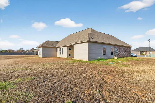 a view of a house with backyard and garden