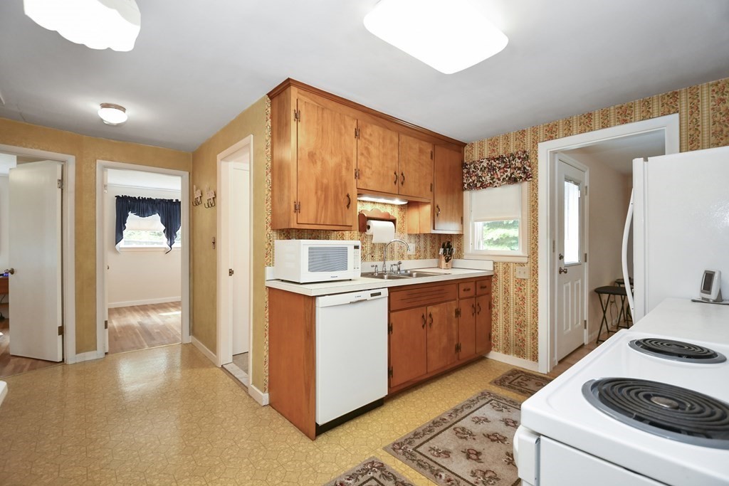 29 Oakcrest Road Holden, MA 01520 - Photo 9 of 37 Gallery Image 9