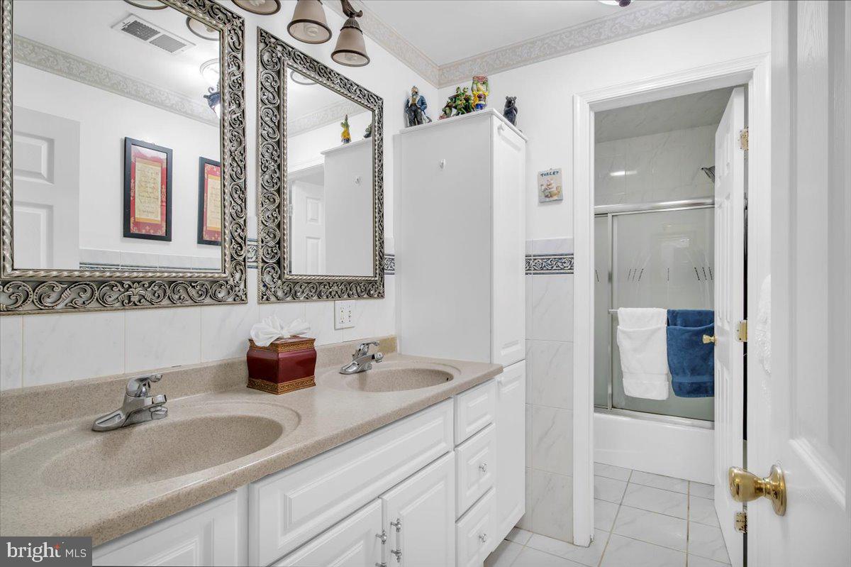 700 South Fairview Street Riverside, NJ 08075 - Photo 30 of 46 2nd Floor Bathroom