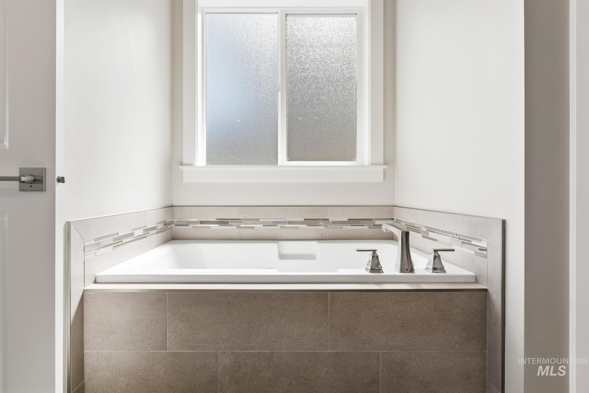 385 South Strut Way Boise, ID 83716 - Photo 25 of 30 Bathroom featuring a bath