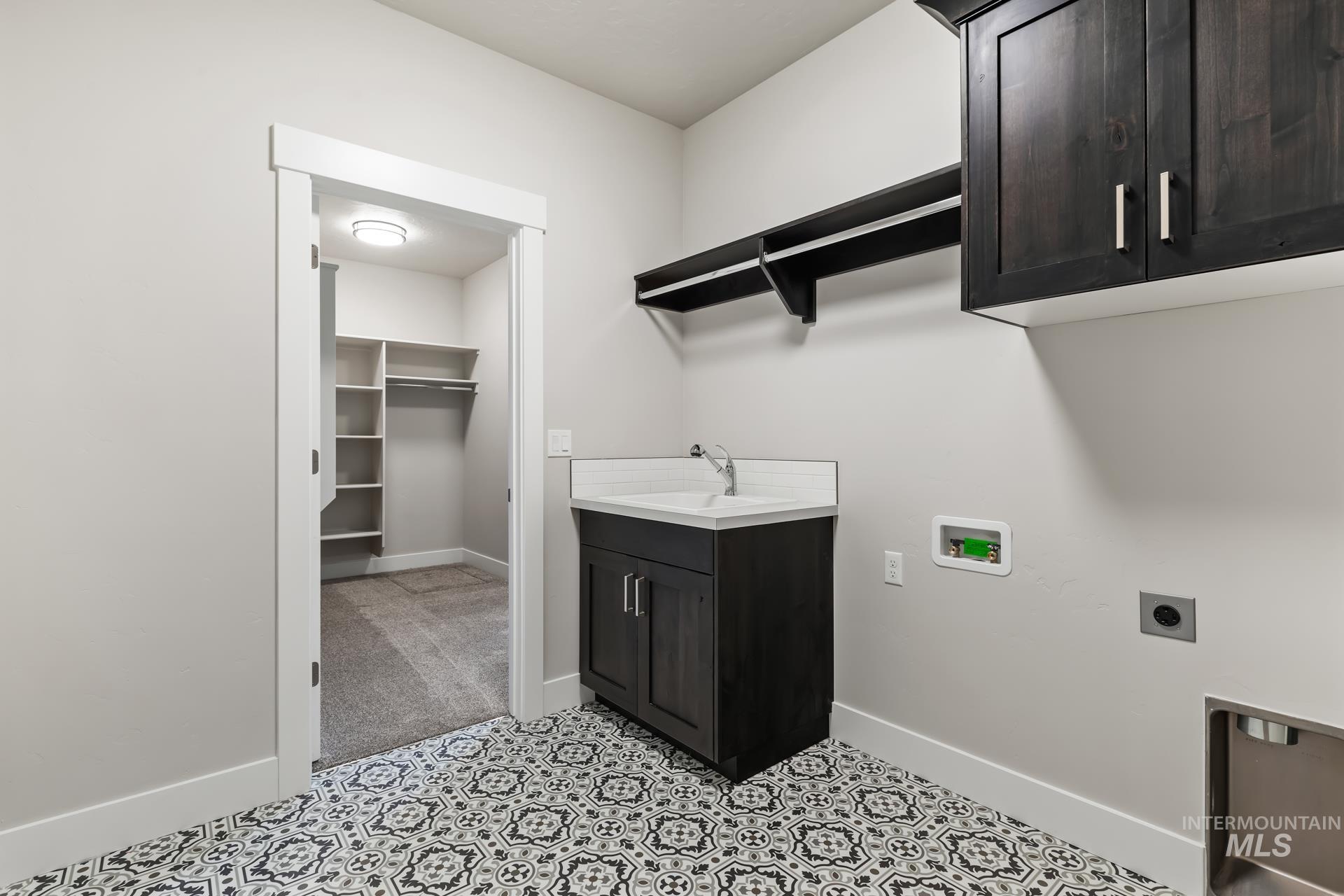 385 South Strut Way Boise, ID 83716 - Photo 7 of 30 Laundry room with cabinet space, electric dryer hookup, and washer hookup