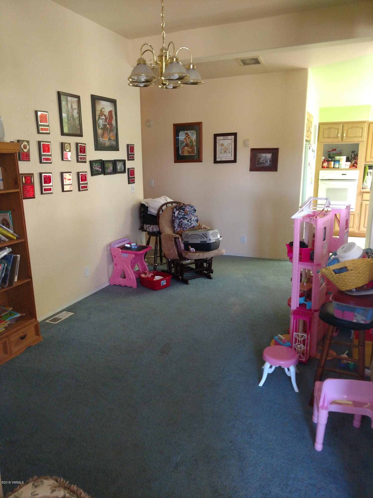 1101 Gap Road Granger, WA 98932 - Photo 11 of 24 a kids room with toys and toys