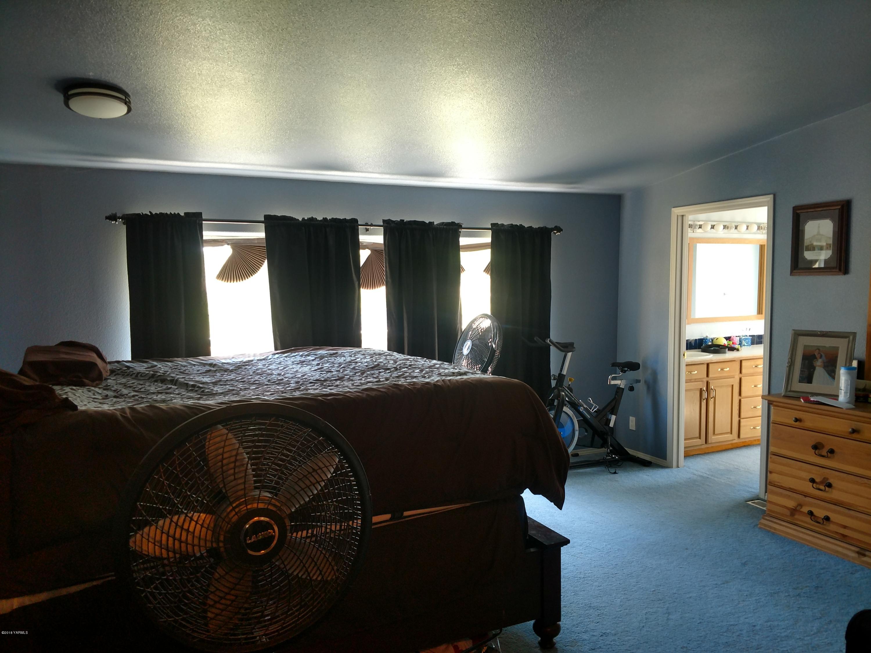 1101 Gap Road Granger, WA 98932 - Photo 18 of 24 a spacious bedroom with a bed and a television