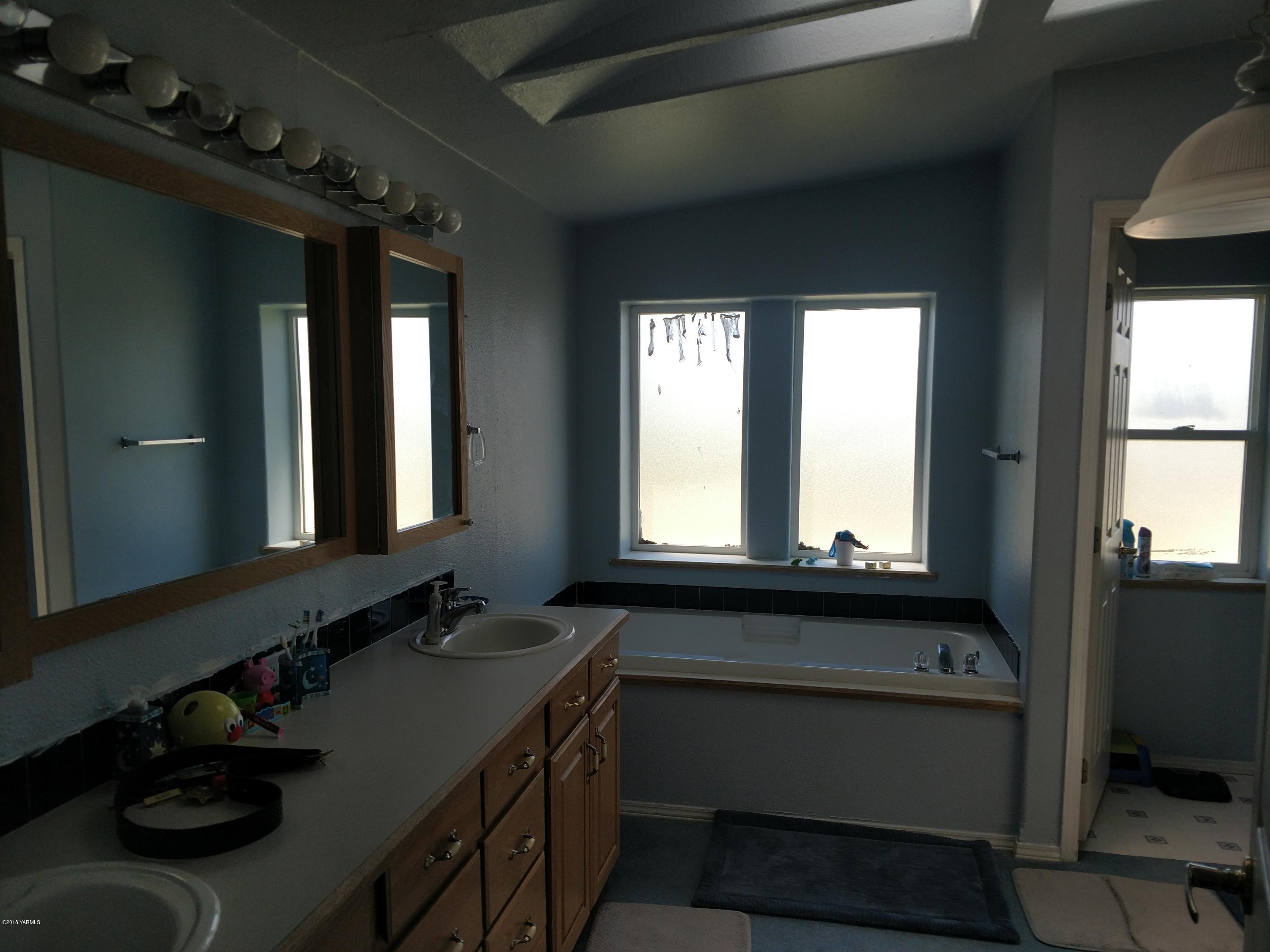 1101 Gap Road Granger, WA 98932 - Photo 19 of 24 a bathroom with a sink and a mirror