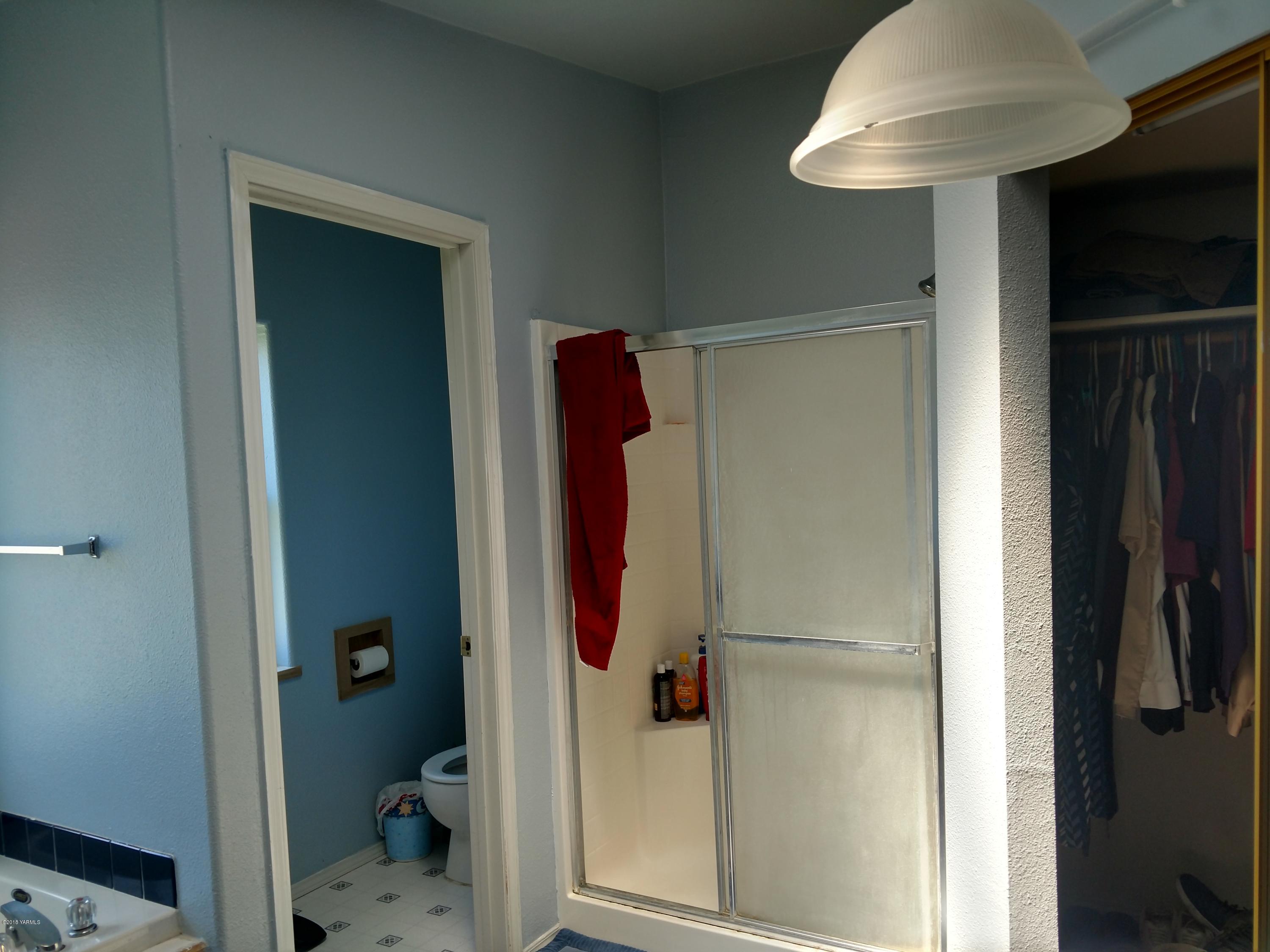 1101 Gap Road Granger, WA 98932 - Photo 20 of 24 a bathroom with a shower