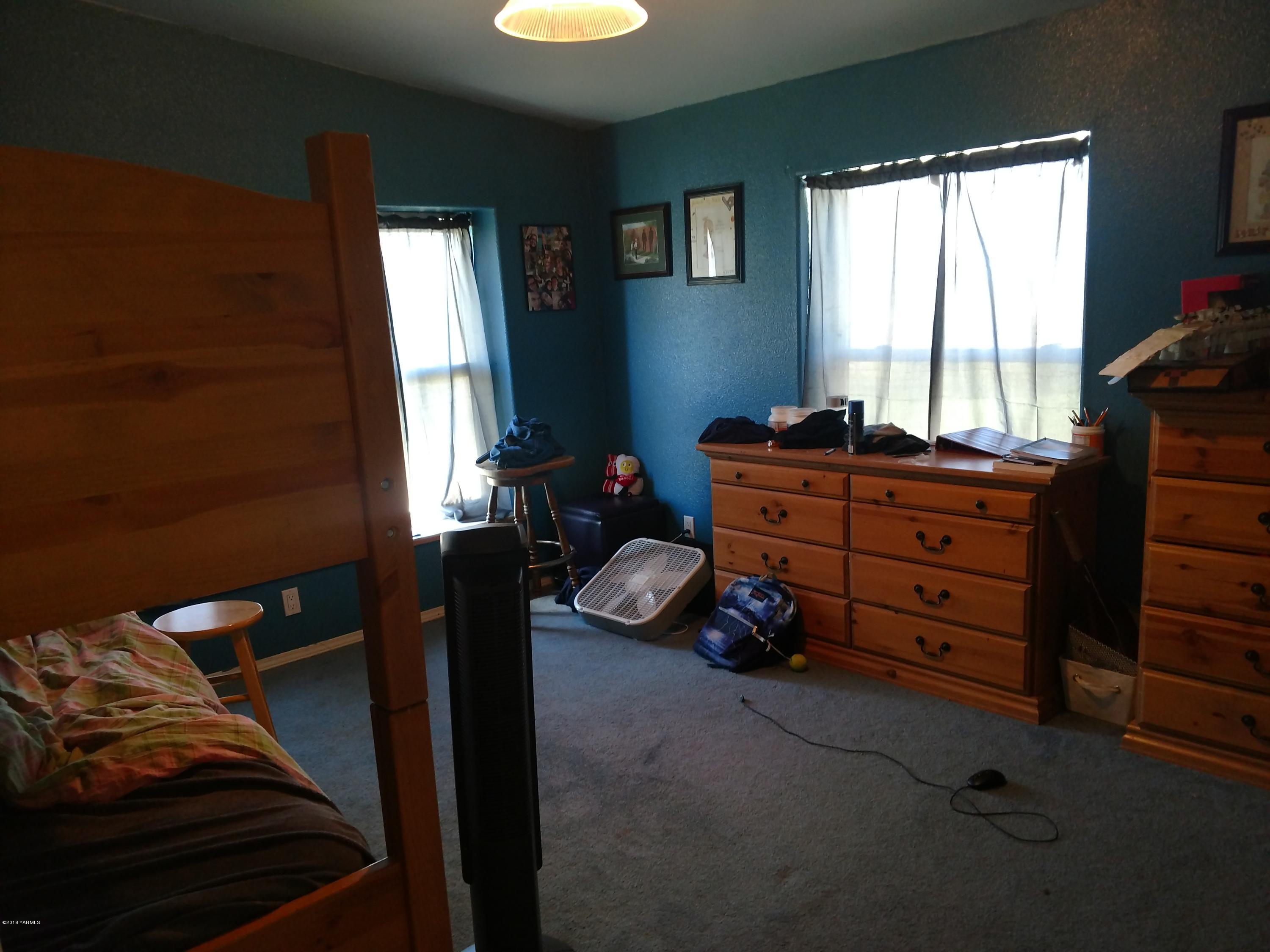 1101 Gap Road Granger, WA 98932 - Photo 21 of 24 a bed room with a bed and a window