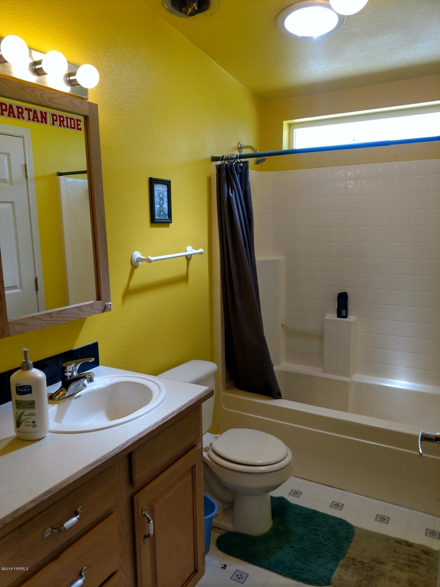 1101 Gap Road Granger, WA 98932 - Photo 22 of 24 a bathroom with a sink a toilet and shower